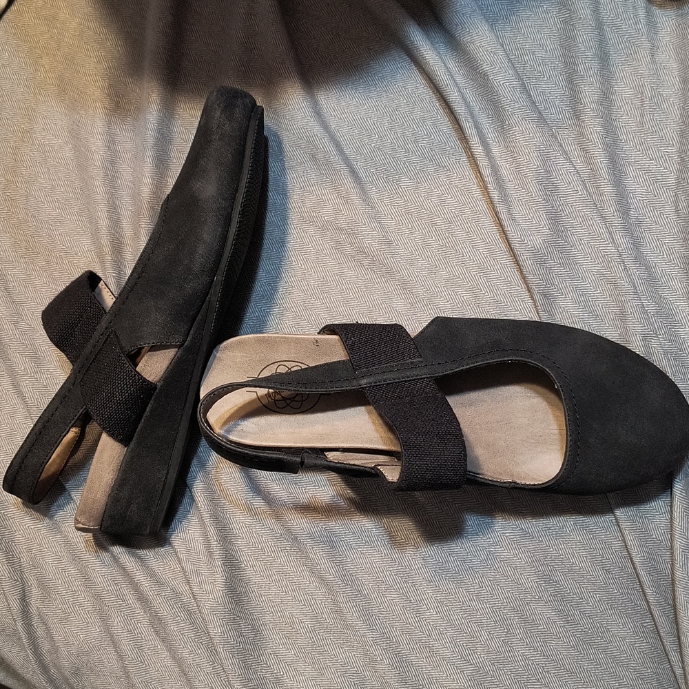 Hocus Pocus low black suedey wedges in great shape